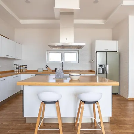 Villa Arizona - 3-bedroom House By The Sea