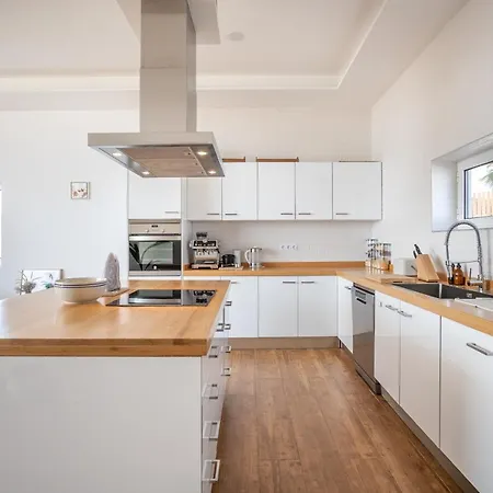 Villa Arizona - 3-bedroom House By The Sea *